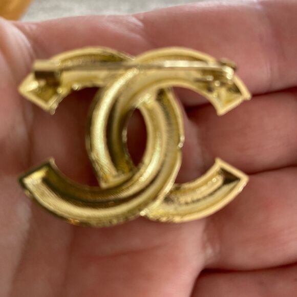 Classic Brooch - Picture 10 of 11